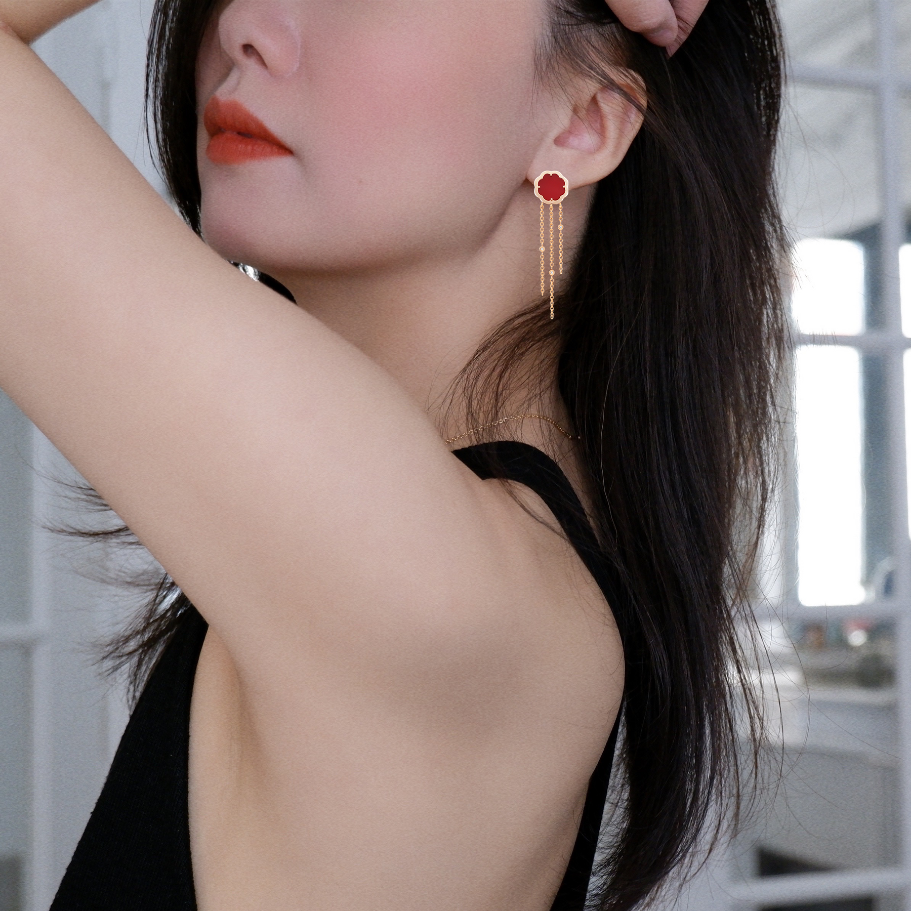 A model wearing Arty MIMOSA EN MÉMOIRE rose gold Earrings 6 Diamonds Carnelian