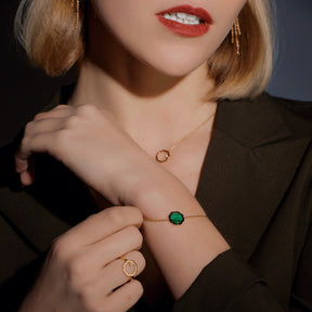 A model wearing a Minimalist MIMOSA EN MÉMOIRE rose gold Bracelet Malachite