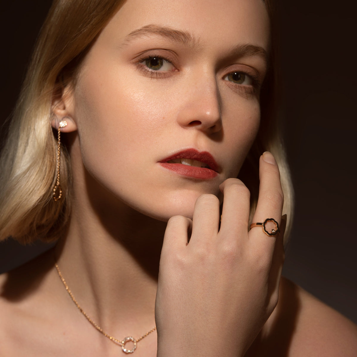 A model wearing a Classic MIMOSA rose gold Ring