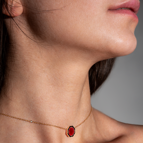 A model wearing a Minimalist MIMOSA EN MÉMOIRE rose gold Pendant necklace Carnelian
