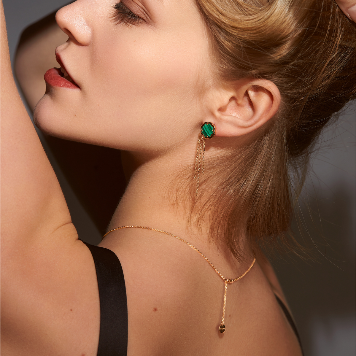 A model wearing Arty MIMOSA EN MÉMOIRE rose gold Earrings 6 Diamonds Malachite