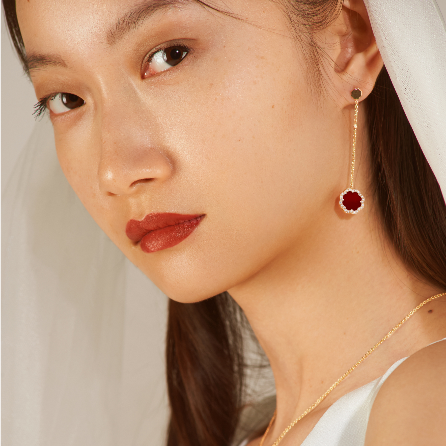 A model wearing MIMOSA EN MÉMOIRE rose gold Earrings 68 Diamonds Carnelian